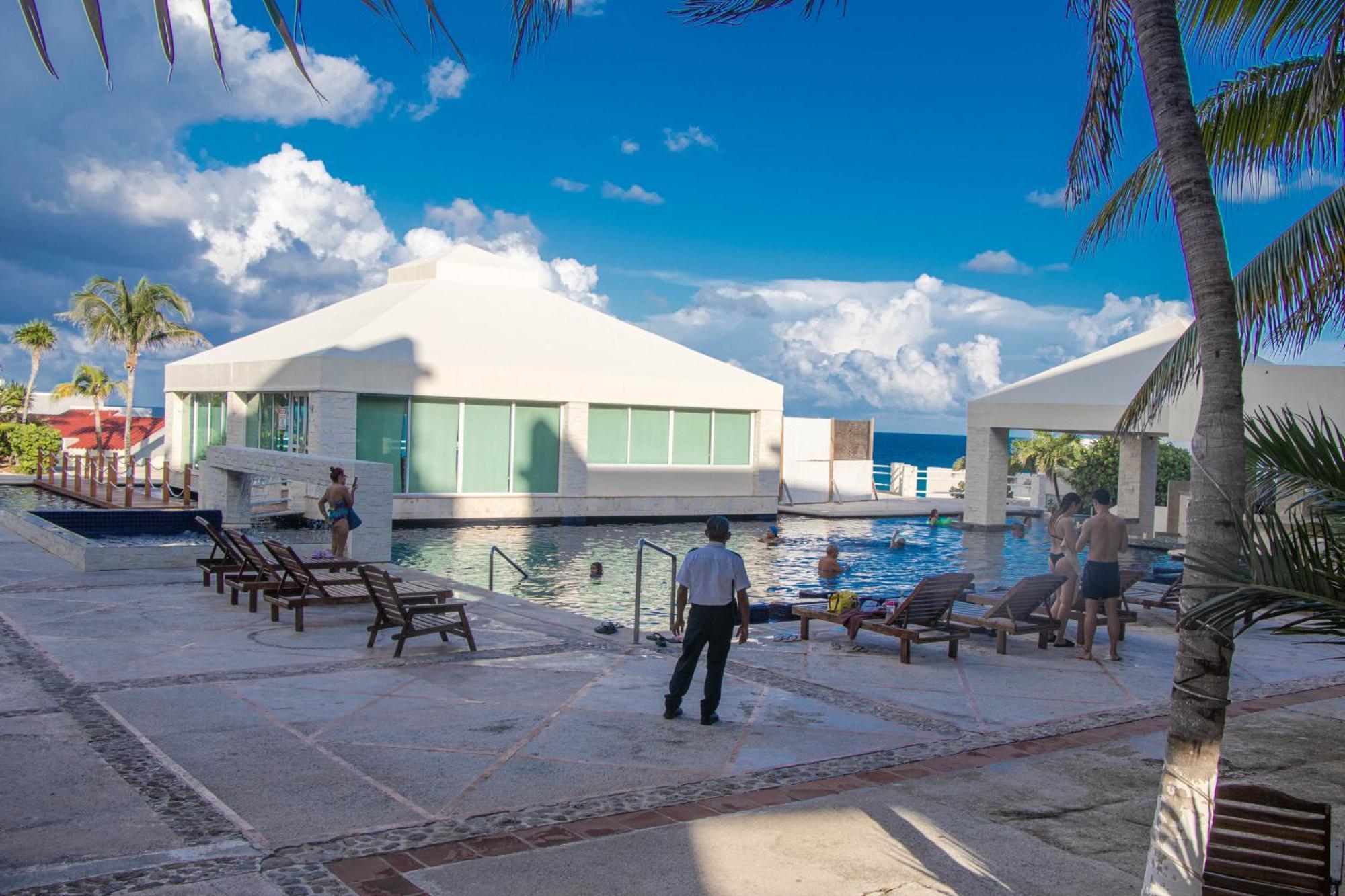Beachfront Apartments Cancún Esterno foto